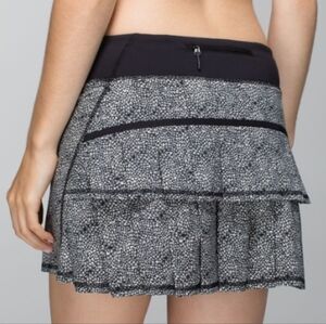 Lululemon Pleater Pace Setter Activewear Skirt size 4 Plush Petal Black EUC